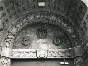 Dresden-Trachau. Cottbuser Straße 34 / Ecke Aachener Straße (1910/11; Hans Erlwein). 40. Mittelschule. Portal, Tympanon "ABC"