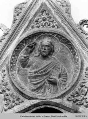 Baldachin : Giebel mit Salvator-Relief in Tondo