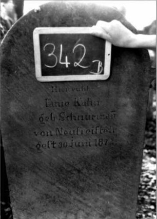 Grabstein 342 (Index: 100111934) Material: Sandstein Zustand: leicht verwittert und beschädigt Maße HxBxT: 150x64x23 cm Beschreibung: Stele, Sockel, eingezogener Rundbogenabschluß, rechteckiges Schriftfeld eingetieft Symbolik: Kleeblattbogen: Grabstein 342B