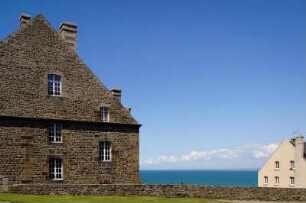 Frankreich. Basse Normandie. Manche. Granville. Haute Ville. Häuser am Meer