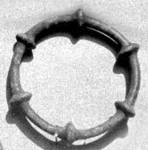 Ring mit je drei Scheiben an jeder Seite, in der Mitte zwei glatte Stellen zum Anfassen: 'Schwurring'
