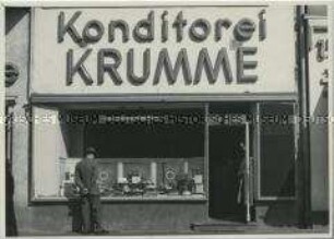 Schaufenster der Konditorei Krumme in der Westberliner Joachimstaler Straße