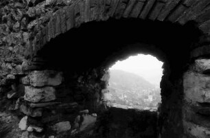 Staufen: Staufener Burg; Mauerfenster und Nischen