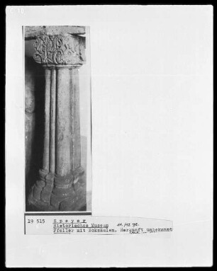 Pfeiler mit Ecksäulen und ornamental verziertem Kapitell