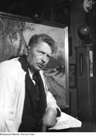 Der Maler Karl Quarck in seinem Atelier, Marsdorfer Str. 5, vor der Staffelei