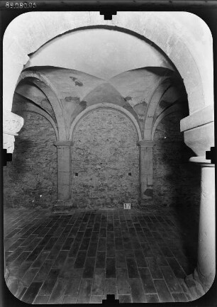 Ermsleben (Falkenstein/Harz-Ermsleben). Konradsburg (um 1200). Krypta. Inneres