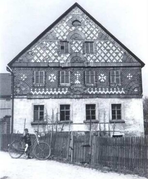 Wohnhaus in Säuritz : Bauwesen - Wohnung, Exterieur. Ort: Žuricy / Säuritz. Wohnhaus mit Schiefergiebel (Zierde), Haus Nr. 10.