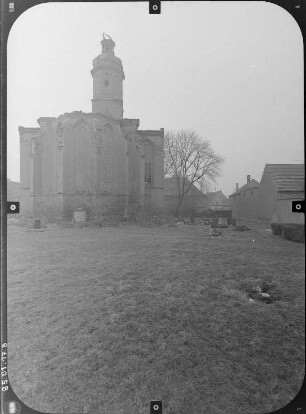 Schönwölkau-Wölkau-Kleinwölkau. Pfarrkirche (1676-1688, Gwölbeeinsturz 1969). Ansicht über den Kirchhof von Osten