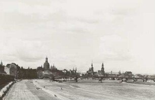 Dresden, Blick von der Albertbrücke elbabwärts auf die Altstadt und die Carolabrücke