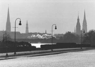Hamburg. Die Lombardsbrücke über die Alster. Im Hintergrund die Silhouette der Innenstadt vor der Zerstörung im Zweiten Weltkrieg