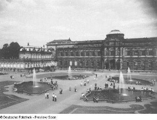 Dresden-Altstadt. Blick über den Zwingerhof zur Gemäldegalerie (1847-1854; G. Semper)