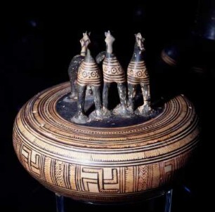 Athen. Archäologisches Nationalmuseum, Inv.-Nr. 18132. Pyxis mit 3 Pferden auf dem Deckel, 3. Jh. v. Chr