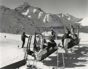 Rast auf der Bergstation des Mooserbergliftes, Tirol, im Defraggental, Österreich