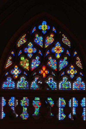 Frankreich. Poitou Charentes. Charente. Bassac. Abteikirche innen. Glasfenster