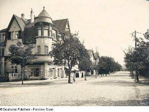 Klotzsche-Königswald (Dresden-Klotzsche), Königsbrücker Landstraße 61. Wohnhaus mit Läden. Eckansicht (Gertrud-Caspari-Straße)