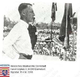 Lenz, Karl (1899-1944) / Porträt im Wahlkampf der NSDAP anlässlich des 2. Wahlgangs der Reichspräsidentenwahl am 7. Juli 1932, auf Tribüne stehend, im Profil, Halbfigur