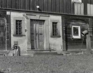 Neugersdorf, Wohnhaus : Neugersdorf (Kreis Löbau-Zittau), Wohnhaus, Karl-Liebknecht-Straße 12c, um 1800, Teilansicht mit Portal