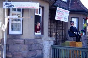 Vorrichtung Schild; "hier wird abgegewickelt", daneben Ministerpräsident Vogel