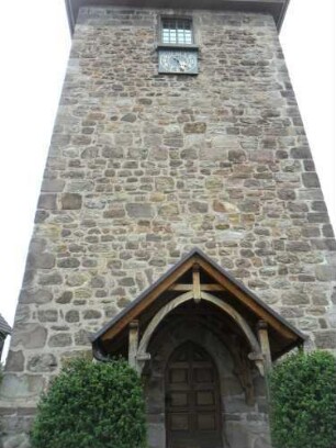 Trubenhausen-Evangelische Kirche - Kirchturm (romanische Gründung) von Westen in Übersicht (mit Werksteinen im Mauersteinverband)