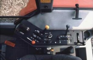 Fotografie: Traktor, Führerstand, Arbeitsplatz, Bedienelement, Elektronische Hubwerksregelung (EHR)