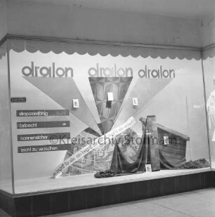 Kaufhaus Nickel: Mühlenstraße: Schaufenster mit Dralon-Stoffen