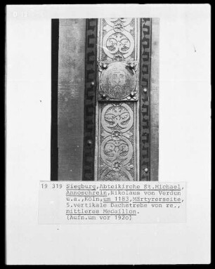 Annoschrein — Dach mit Szenen aus dem Leben des heiligen Anno — Dachschräge der Märtyrerseite — Dachrahmen mit vegetabilen Ornament und Portraitplättchen von Heiligen — Plättchen mit Heiligem