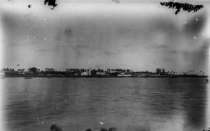 Meerblick : Blick auf eine Küstenstadt vom Meer aus, vermutlich die Hafenstadt Quelimane