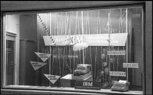 Freiburg: IBM, Schaufenster, mit schwarzem Hintergrund