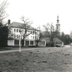 Markkleeberg, Pfarrgasse 13/15. Keesscher Park (17./19. Jh.). Herrenhaus und ehemaliger Pferdestall. Ansicht gegen Turm der Martin-Luther-Kirche