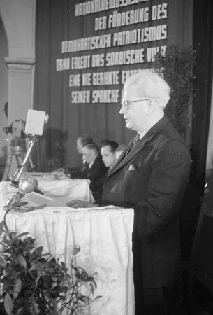 Hermann Matern spricht auf dem II. Bundeskongres der Domowina in Bautzen : Hermann Matern rěči na II. zwjazkowym kongresu Domowiny w Budyšinje