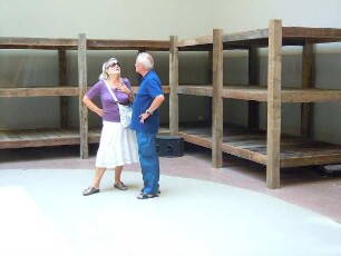 Venedig - Besucher der Biennale : Zwei Besucher betrachten im russischen Pavillon der Biennale von Venedig eine Gulag-Installation. Aufgenommen am 6. August 2011
