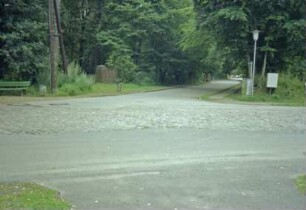 Alte Landstraße: historisches Kopfsteinpflaster: von hinten Einmündung Dörpstede