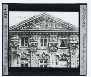 München, Palais Preysing : Außenansicht, Mittelrisalit an der Residenzstr., Gebälk- und Giebelzone