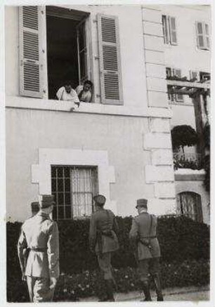 Der äthiopische Kaiser Haile Selassi wirft den Polizeibeamten signierte Fotografien aus dem Fenster seines Appartements im Carlton Hotel in Genf zu. Haile Selassi