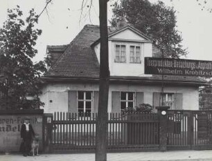 Dresden-Neustadt, Antonstraße 6, Straßenansicht mit Firmenwerbung