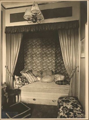 Wohnung. Inneneinrichtung: Schlafzimmer (?) Nische mit Bett/Sofa