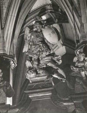 Bautzen. Petridom. Katholischer Teil, Hauptaltar,Bekrönung. Erzengel Michael