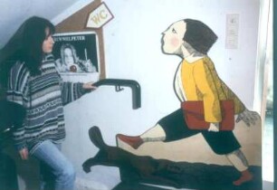 Frankfurt (Main). Struwelpeter-Museum. Hans Guck-in die Luft an der Treppe zum unteren Stockwerk