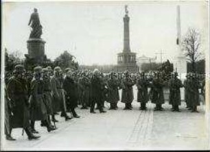 Paul von Hindenburg schreitet eine Ehrenkompanie der Reichswehr ab