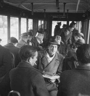 Berlin. Freie Universität Berlin. Medizinstudenten in der Hochschul-Straßenbahn (Die Bahn fuhr nach individuellen Wünschen der Studenten und wurde nach den Vorlesungen Langes geregelt. Die Fahrt quer durch die ganze Stadt dauerte 45 Minuten - lang genug für manche Skatpartie.)