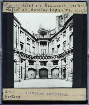 Paris, Hôtel de Beauvais : Hintere Hofseite