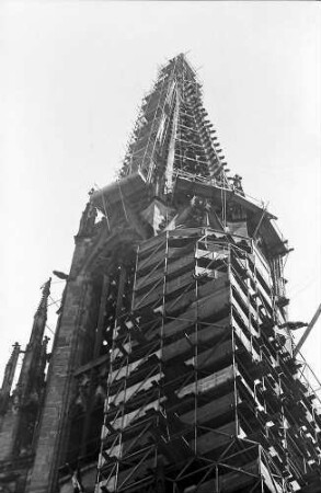 Freiburg: Eingerüsteter Turm, von unten