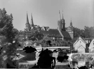 Merseburg. Blick über die Saale auf das Schloss und den Dom