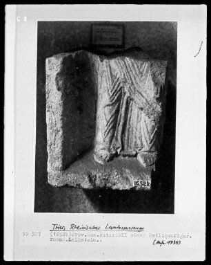 Fragment einer Heiligenfigur