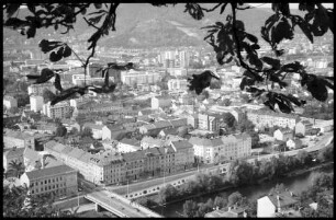Graz: vom Schlossberg durch Baumäste