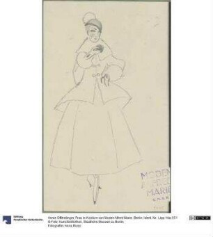 Frau in Kostüm von Moden Alfred-Marie, Berlin