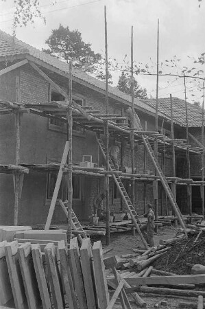 Baustelle der Pionierrepublik "Wilhelm Pieck" am Werbellinsee : Arbeiter auf der Baustelle des Lagerhauptgebäudes