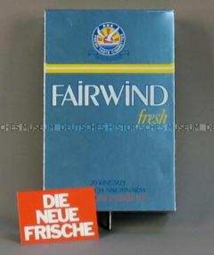 Werbeaufsteller in Form einer übergrossen Schachtel für "Fairwind fresh"-Zigaretten mit beiliegendem Aufkleber "Die neue Frische"