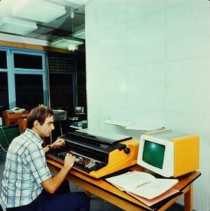 Facharbeiter für Datenverarbeitung an einem Bürocomputer : VEB Rohrkombinat Stahl- und Walzwerk Riesa. Facharbeiter für Datenverarbeitung an einem Bürocomputer