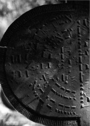 Grabstein 432 (Index: 99803702) Material: Sandstein Zustand: unten abgebroch/Textverl/eingesunk Maße HxBxT: 0x0x0 cm Beschreibung: St. m. eingezog. Rundbogen u. profiliert. Rand, Mittel-u. Seitenakroterien Symbolik: Mittel-u. Seitenakroterien Besonderheit: Endreim: Grabstein 432 (Nachholaufnahme 1)